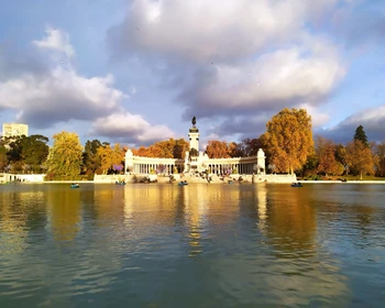 Прогулки по Мадриду, начало учебной программы, посещение академии испанского языка