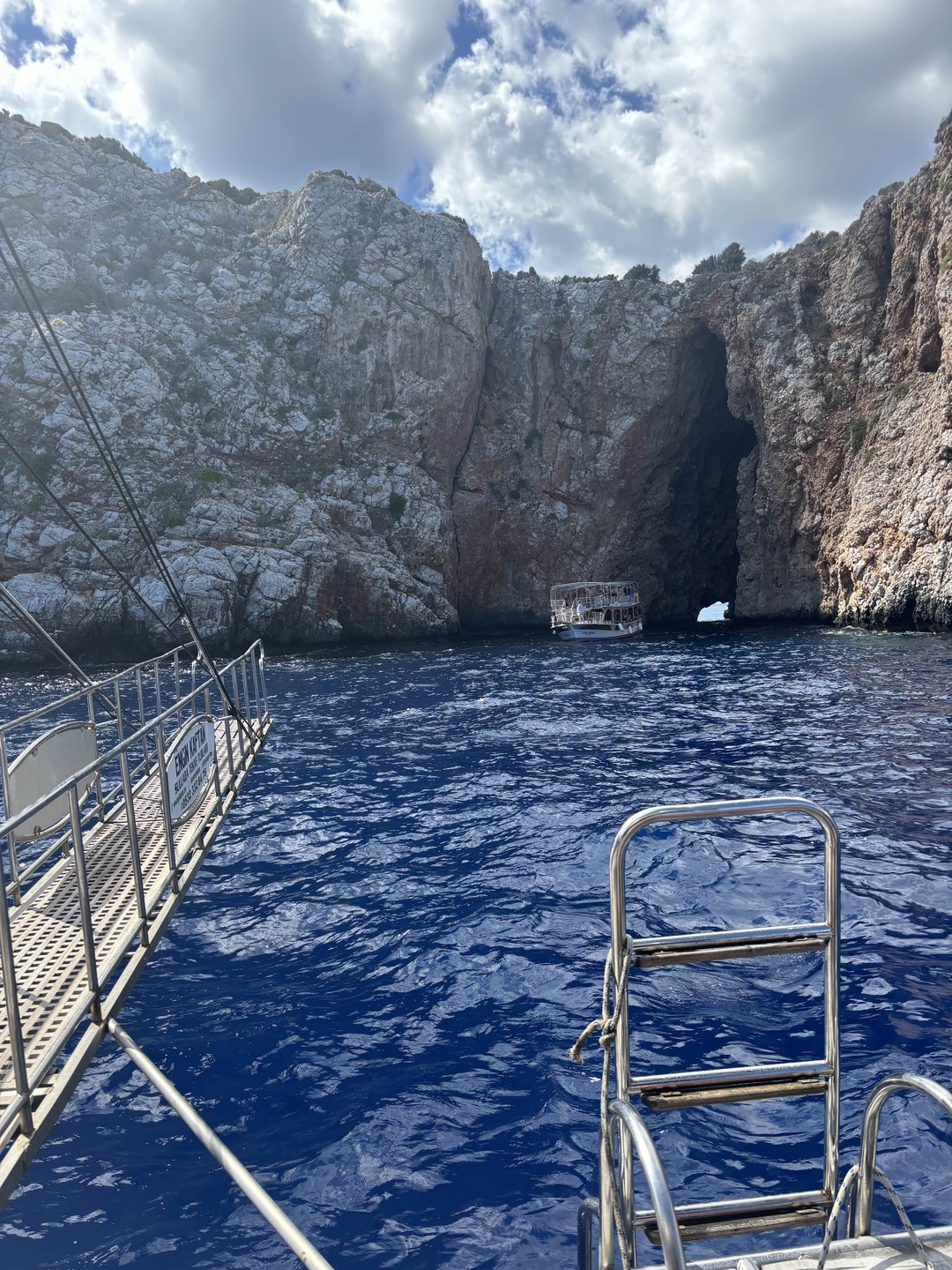 С Аланьи ехать на север чтоб прокатится на кораблике того не стоит. Катаешься 5 часов в пути 8 часов