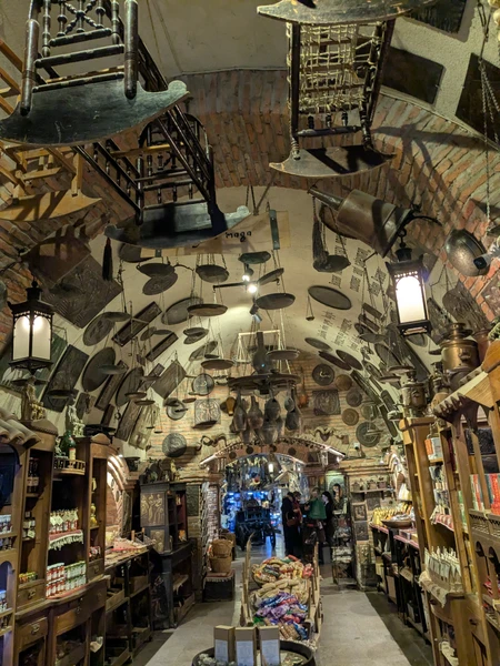 Прекрасная нестандартная прогулка с Малхазом по Тбилисским улочкам и дворикам. Знающий, внимательный экскурсовод. Заботливо относится к