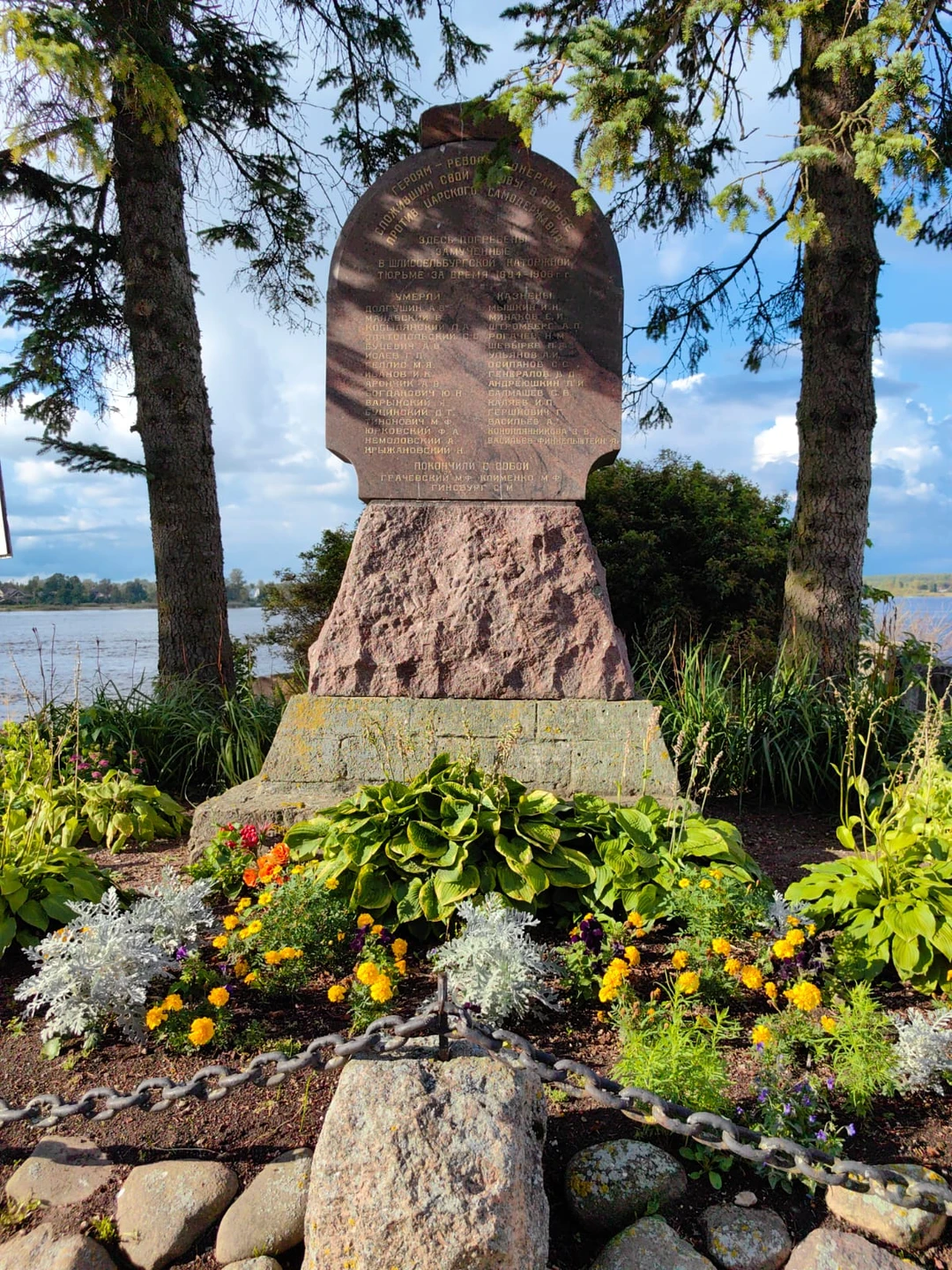 Несмотря на то, что автобус большой все прошло чётко. Посетили мужской монастырь, в женский даже не