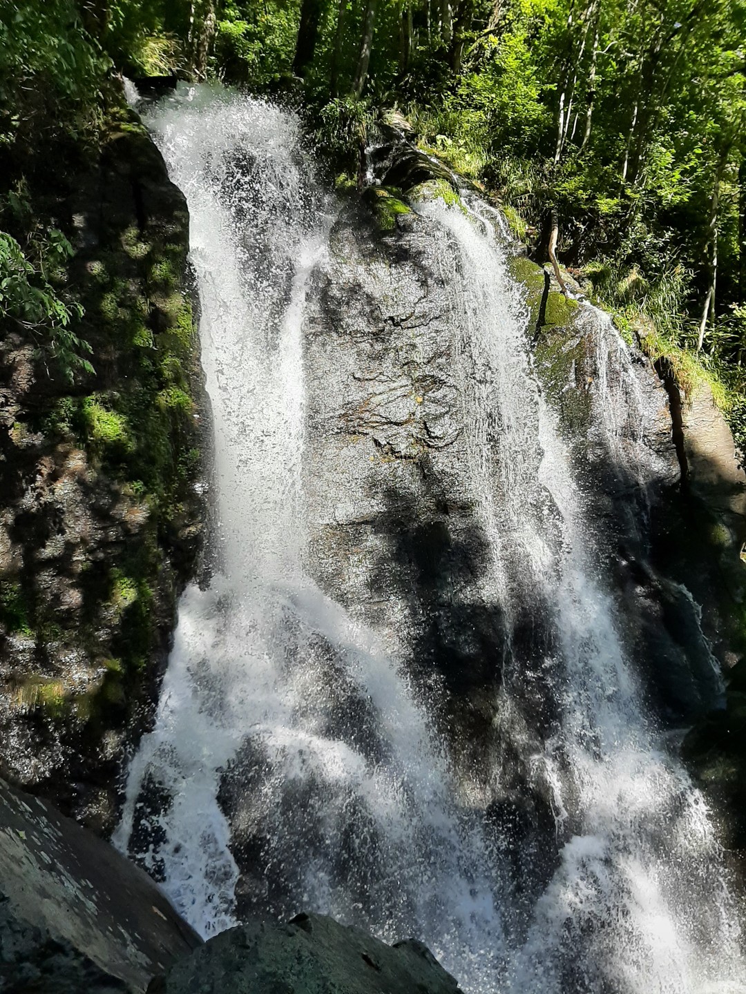 Туристам без опыта предложить (настойчиво) взять в аренду палки. Тот, кто ни разу не ходил про их необходимость понимает, когда уже поздно.