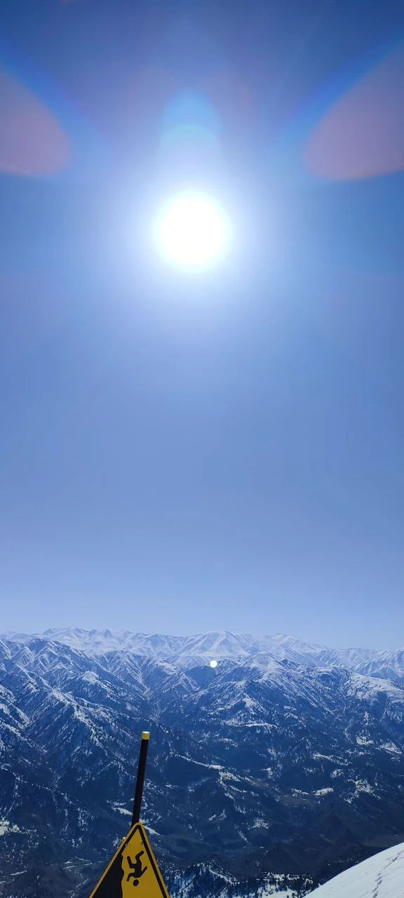 Большое спасибо Сарвару за прекрасную поездку в горы! С утра мы отправились на курорт Амирсой, где