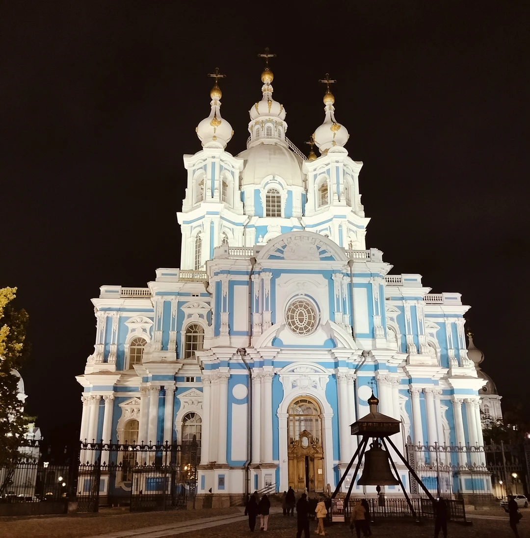 Во время вечерней поездки Санкт-Петербург открылся с другой стороны: подсветка домов делает его более таинственным, изящным,