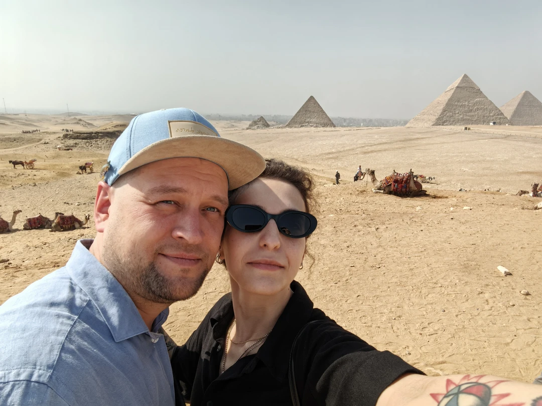 Безмерно благодарны нашему гиду Махиру. Два дня мы провели на экскурсиях на пирамидах в Гизе и в храмовом комплексе Сакары, и в Новом музее Египта