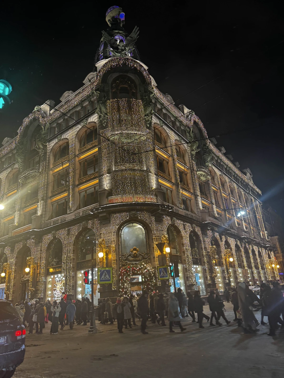 Хотелось в новогодние праздники посмотреть город,но очень не любим формат автобусных массовых экскурсий,а также пешеходных,тк с