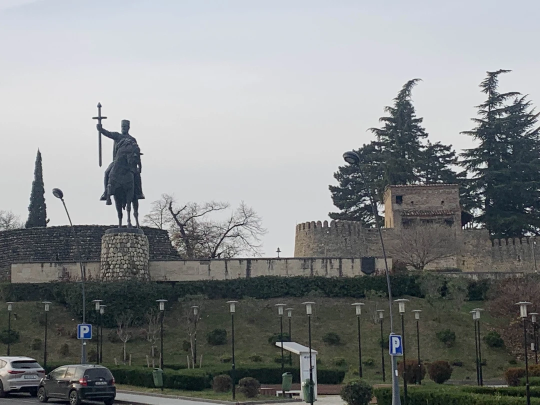 Экскурсия очень интересная, можно с детьми, т,к по дороге есть остановки с дегустацией хлеба и сыра