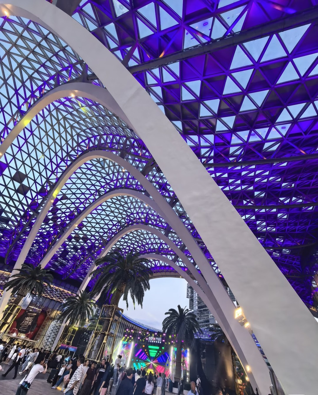 Путешествие вдоль восточного побережья Саньи определенно стоило того! Залив Циншуй был невероятно расслабляющим, с прекрасными прибрежными