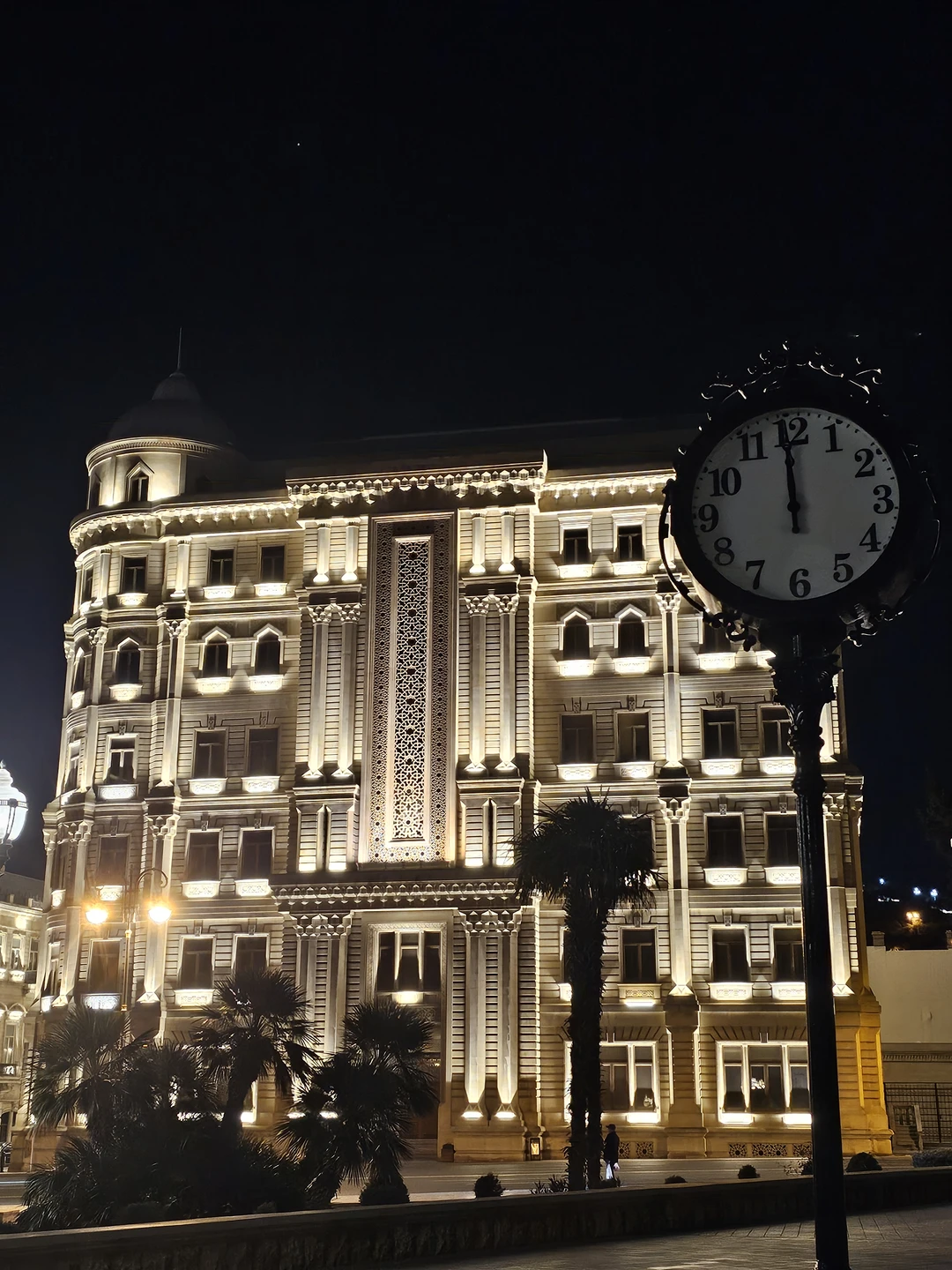 Летели трансфером через Баку, было несколько свободных часов. Взяли экскурсию по городу и… остались в таком