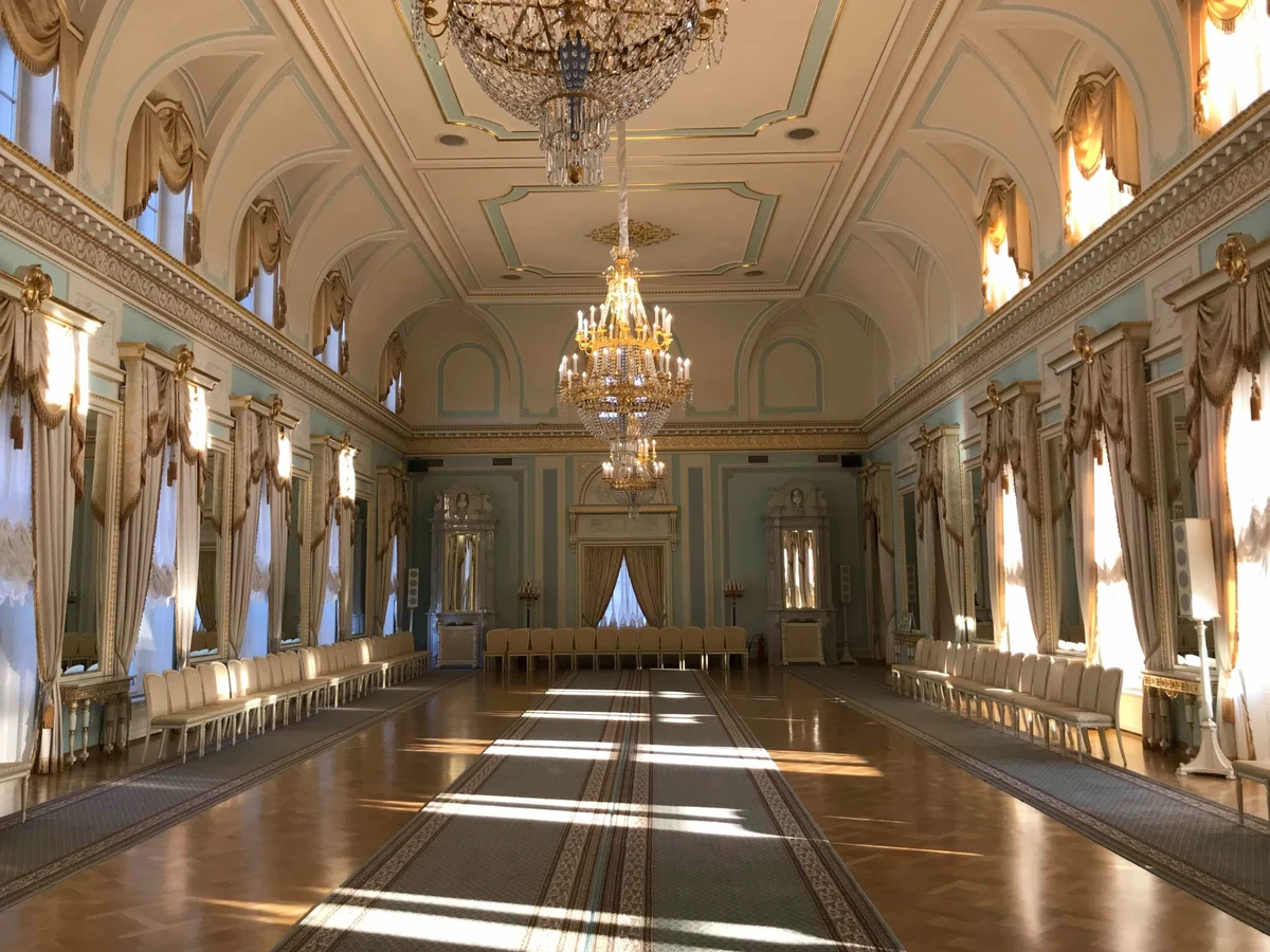 Из Петербурга — в Большой Стрельнинский дворец (билеты включены)