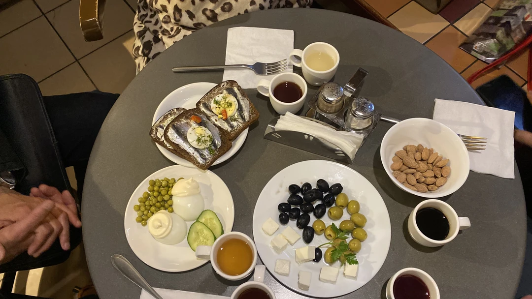 Это была отличная интеллектуальная прогулка по Ленинградским рюмочным с интеллектуальной беседой, шутками, историями. Дмитрий рассказывает очень