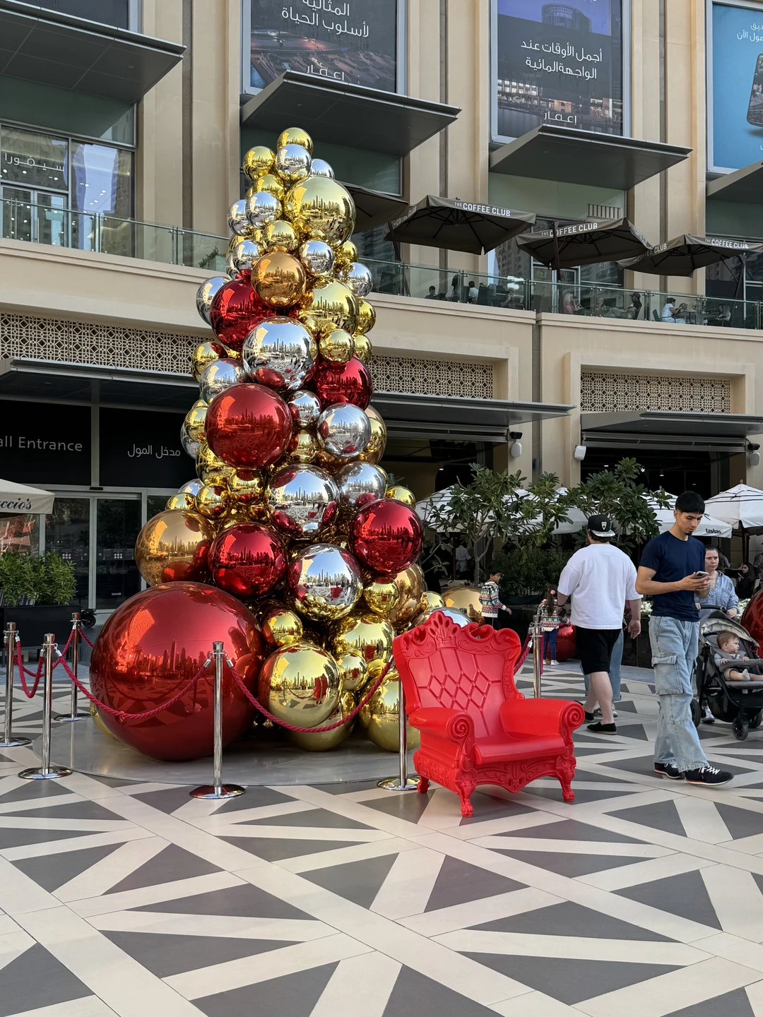 Мы были транзитом через ОАЭ и съездили на индивидуальную обзорную экскурсию по Дубаю. На экскурсию Фахриддин