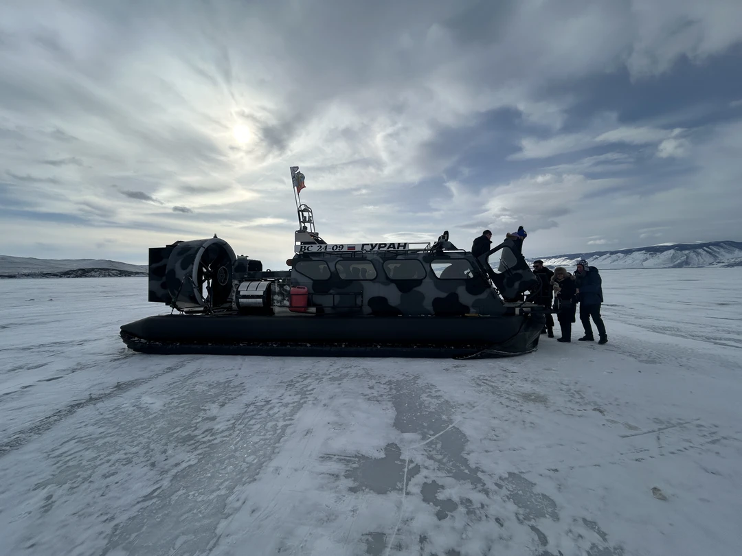 Сразу оговорюсь, что в связи погодными условиями нам заменили экскурсию по Ольхону на экскурсию по льду Байкала. Согласились на замену и не пожалели