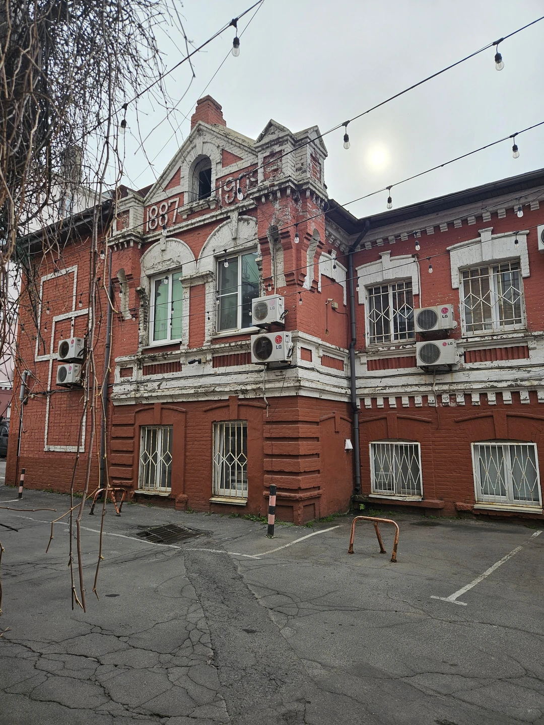 Спасибо большое нашему экскурсоводу- Александре, за ее глубокие познания, интересные рассказы и полное погружение в историю Владивостока💝