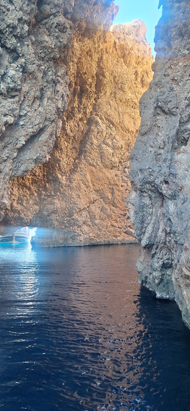 Прекрасная прогулка! По маршруту было 2 остановки по часу на пляже с небесно-голубой водой! Вдоволь наплавались