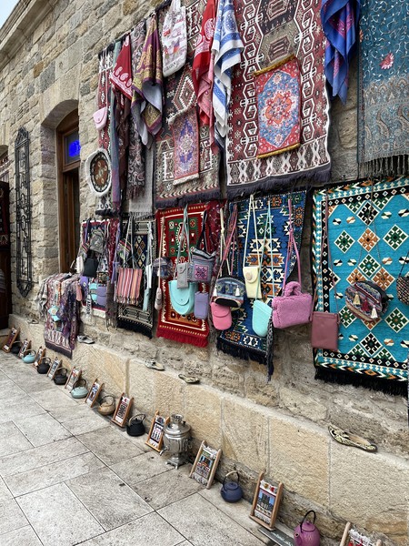 остановились в Баку на один день и решили взять экскурсию, чем самим бродить по карте в