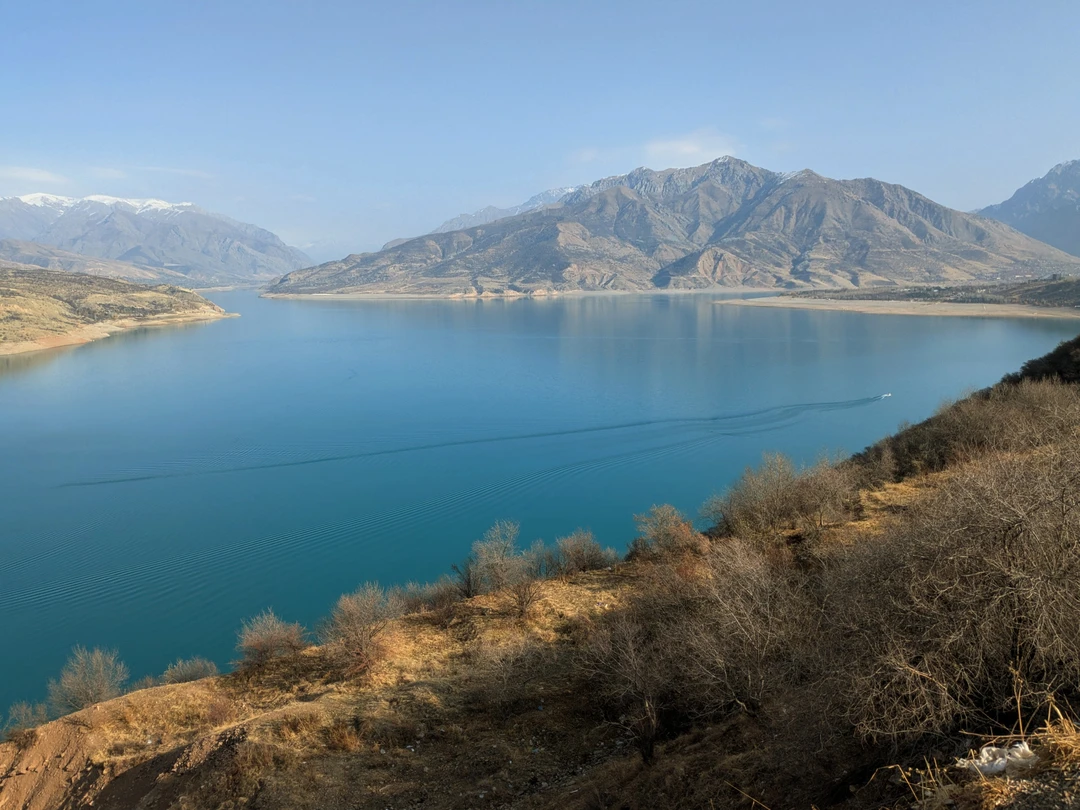 Осеннее затишье в климатических явлениях предоставило возможность порадовать глаз картинками межсезонья в горах. Нет уже весенней