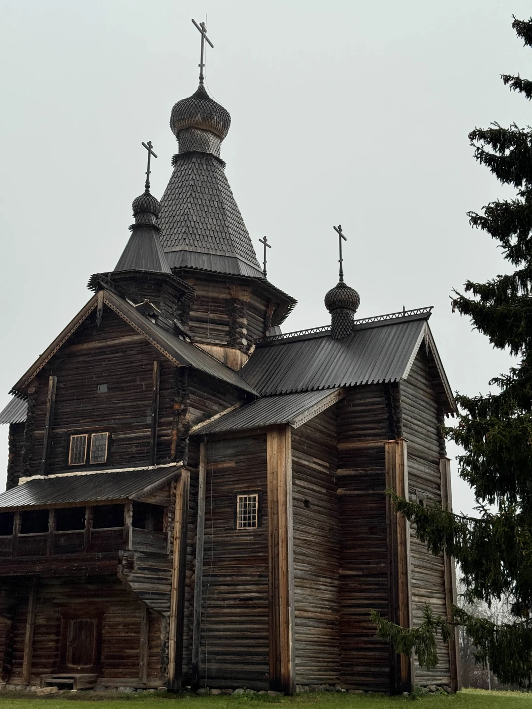 Хорошая экскурсия, но как-то суховато что ли и слишком все быстро. В Витославлицах было мало времени