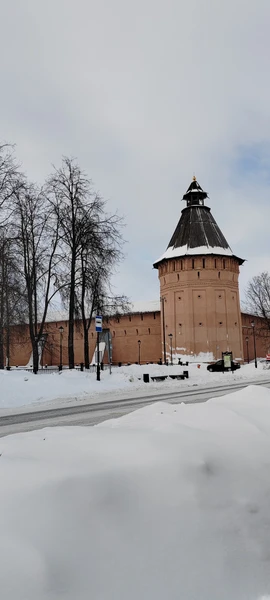 Пешая экскурсия в морозный день далась нам непросто, но гид Илья так виртуозно и с юмором
