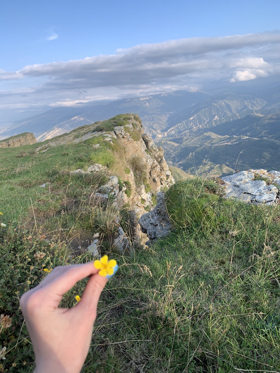 Огонь, самые потрясающие виды. Накормили перед подъемом в Гунибе,подают больше еды, чем нужно 😀ооочень вкусно. Берите