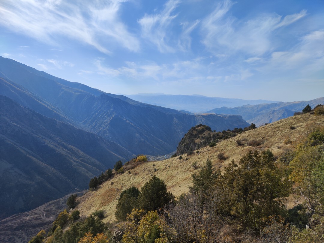 Получилось отличное путешествие, мы смогли увидеть и природные красоты, и городские улочки, и исторические объекты. Познакомились