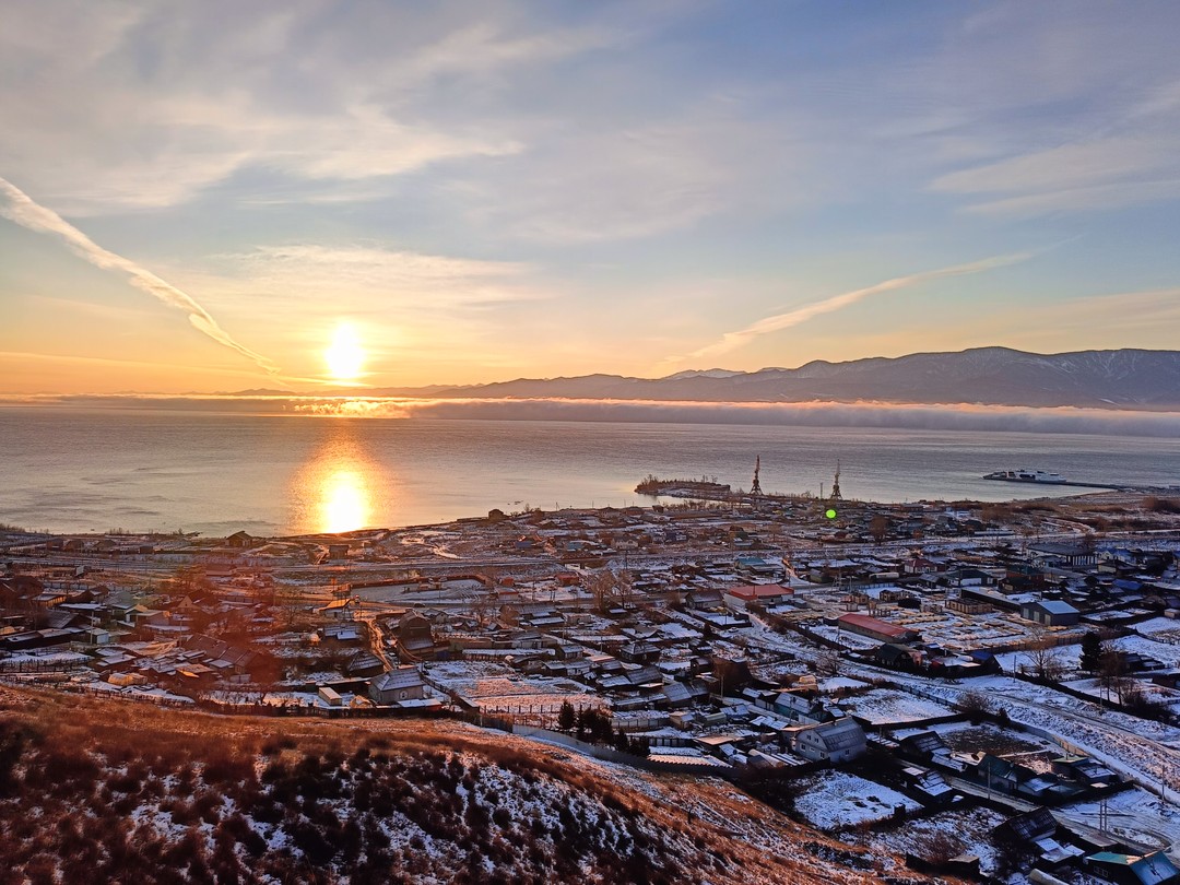 Михаил, наш гид, показал нам множество красивых и удивительных мест: мы налюбовались видами на залив Култук