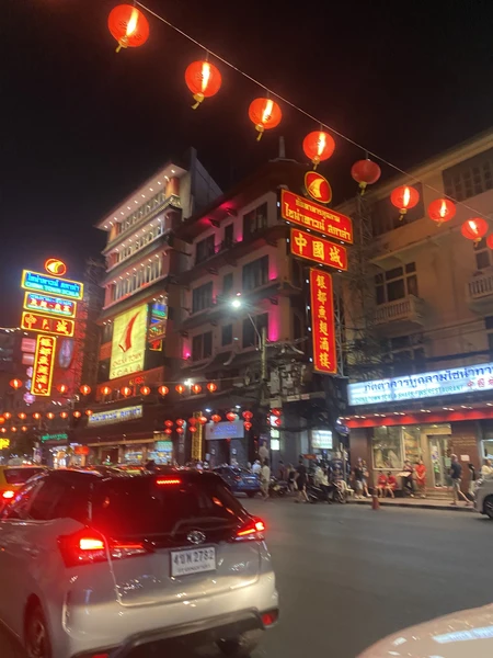 Это была наша самая первая экскурсия в Бангкоке, и мы решили ее начать по-взрослому) Сделав подношение