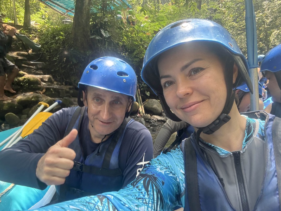 Отличная поездка получилась. Рафтинг совсем не экстремальный, для новичков как мы в самый раз. Река Аюнг