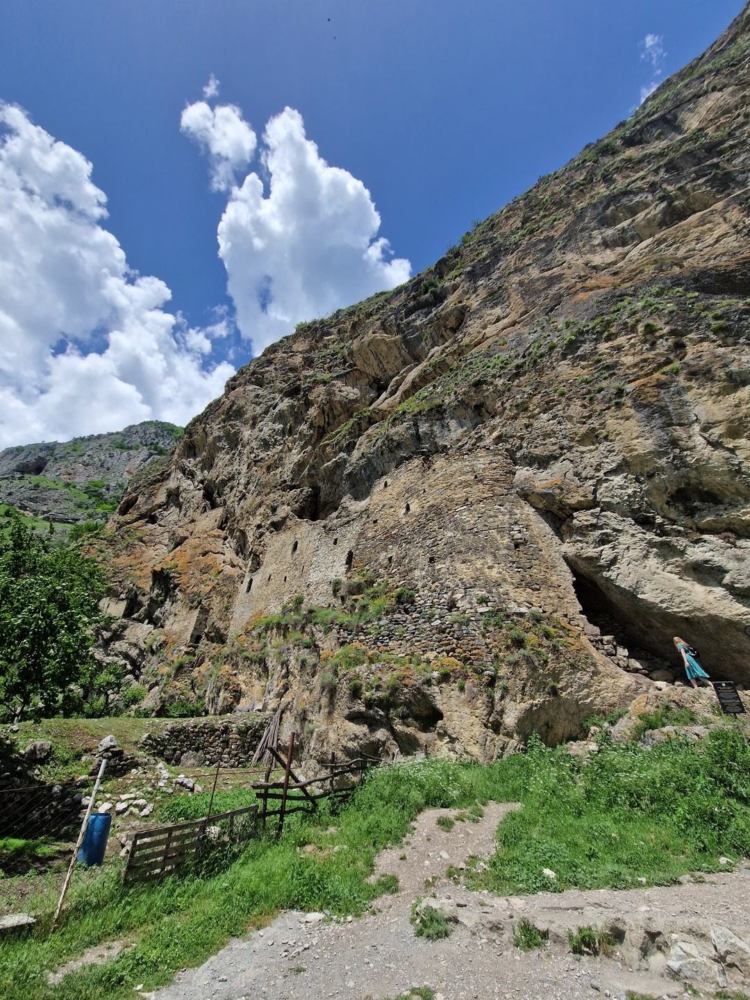 Посетили Северную Осетию с гидом Арсением. Арсений предугадывал все наши желания, делал остановки при необходимости, был
