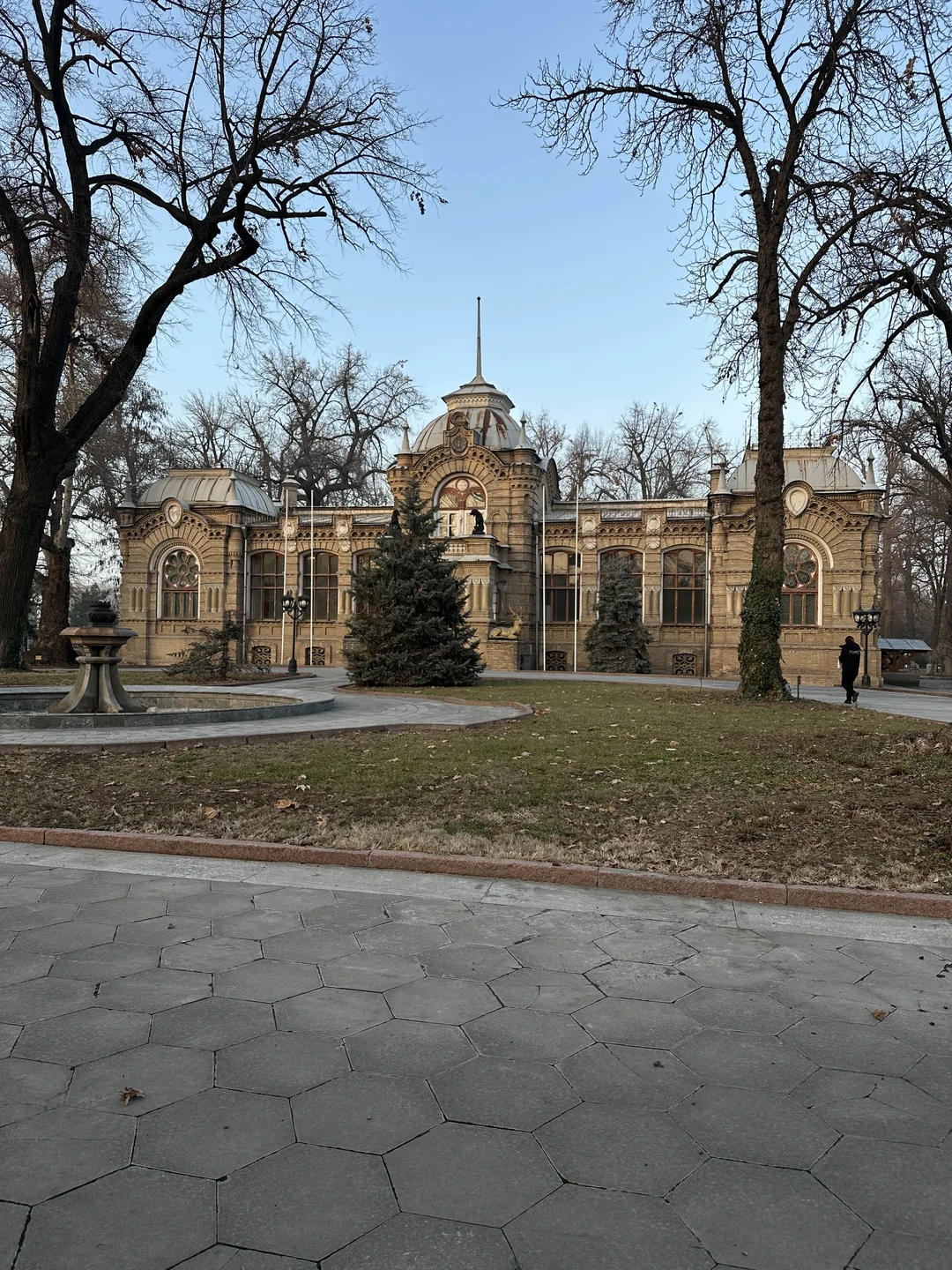 Замечательную обзорную экскурсию по Ташкенту нам с подругами провел Хасан. Приехал вовремя и показал сначала все