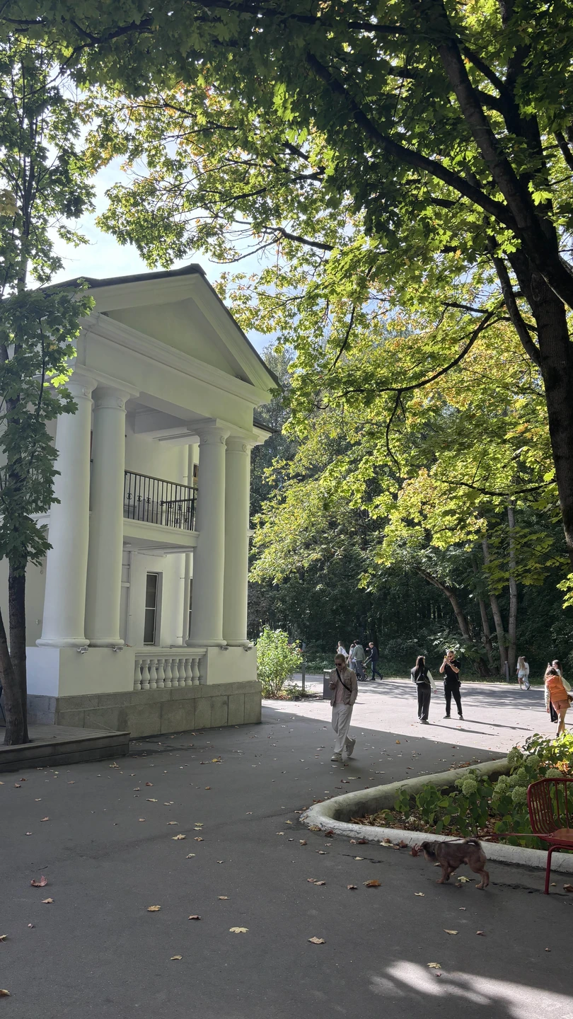 Очень интересно все рассказали, явно чувствуется любовь гида к этому месту. Само Переделкино конечно чудесное место, рекомендую к посещению!