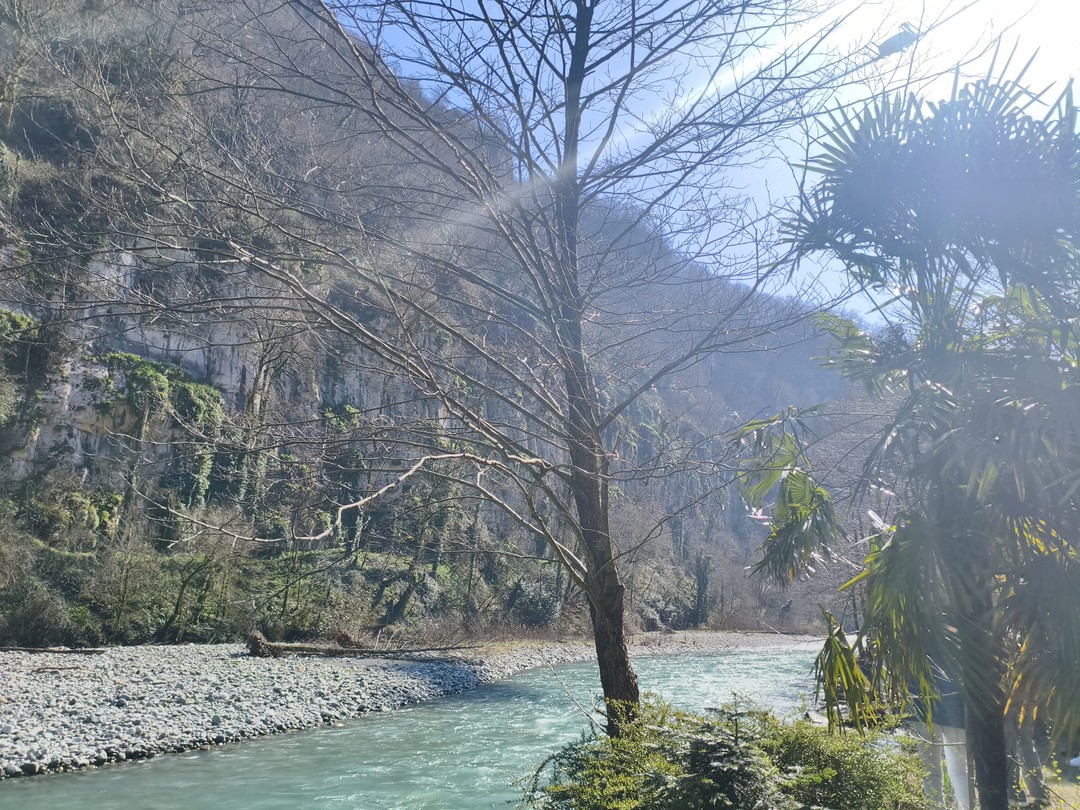 В целом все хорошо. Обед дороговат. Большинство из того что продают на экскурсии на пасеке, продается
