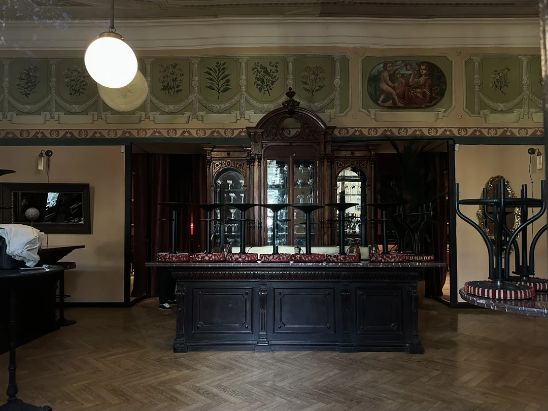 В октябре путешествовала по Грузии и очень хотела красивую фотосессию в старинных улочках Тбилиси. И мне