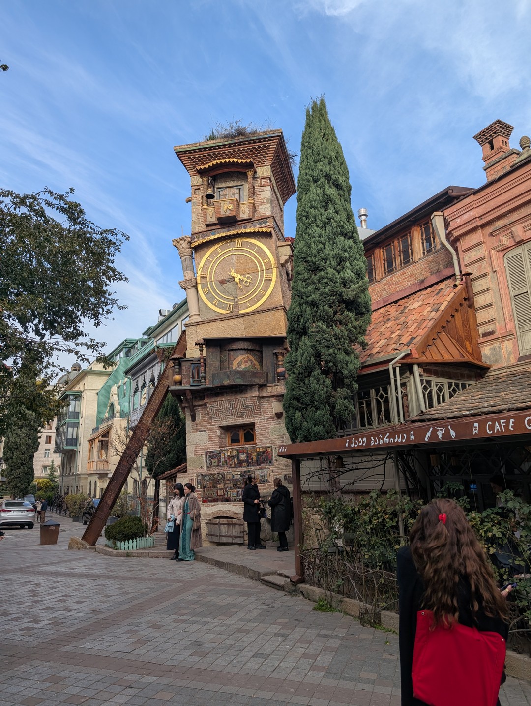 Информации много, очень интересно, прошли по классным местам. Вина напробовались вдоволь, действительно вкусное, не похожее на то, что в Москве