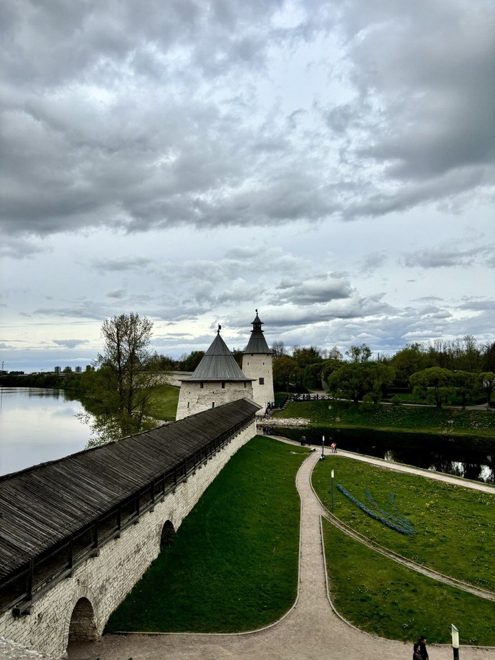 Обзорная пешеходная экскурсия по Кремлю и центру Пскова (Елена)