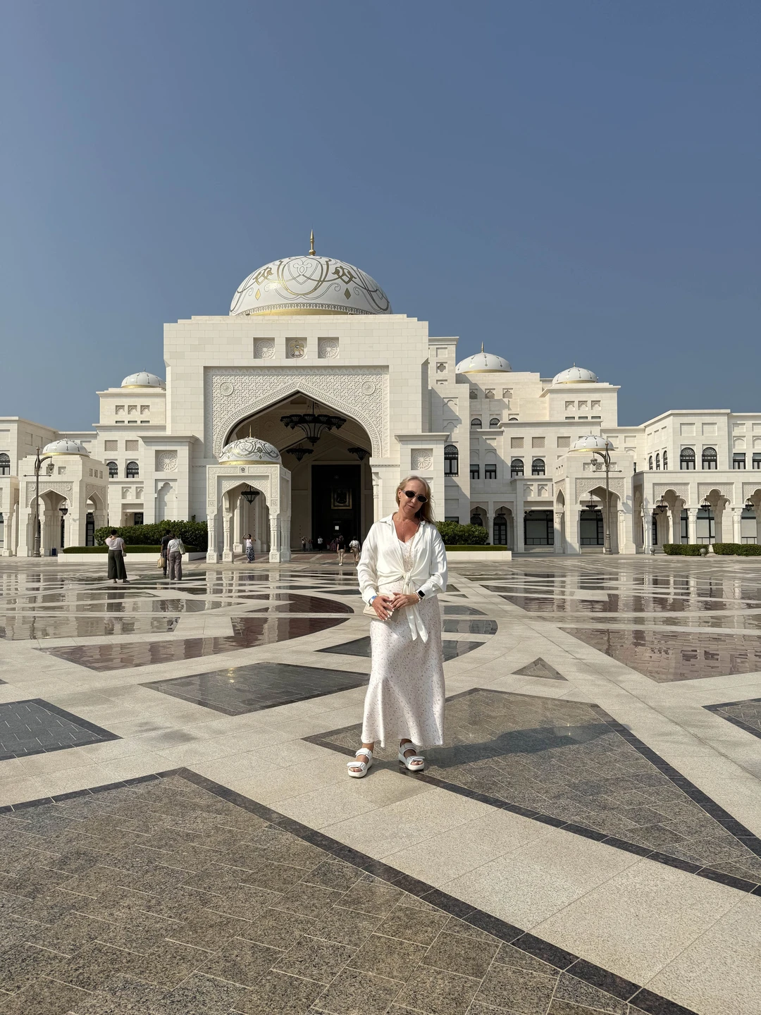 Доброго времени суток ☀️Съездили в Абу-Даби из Аджмана, нашим гидом был Амир. Машина комфортная, ехали в