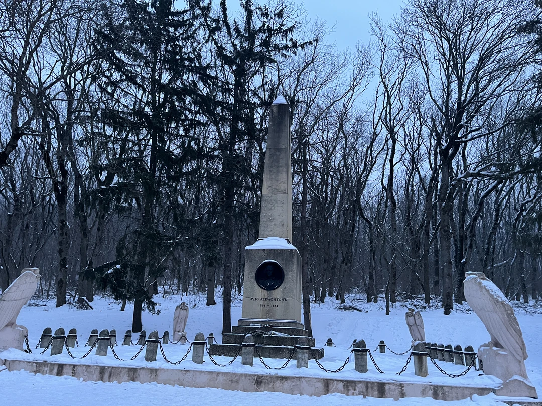 Виктор встретил нас в аэропорту Мин вод, и мы поехали на экскурсию в Пятигорск. Он очень