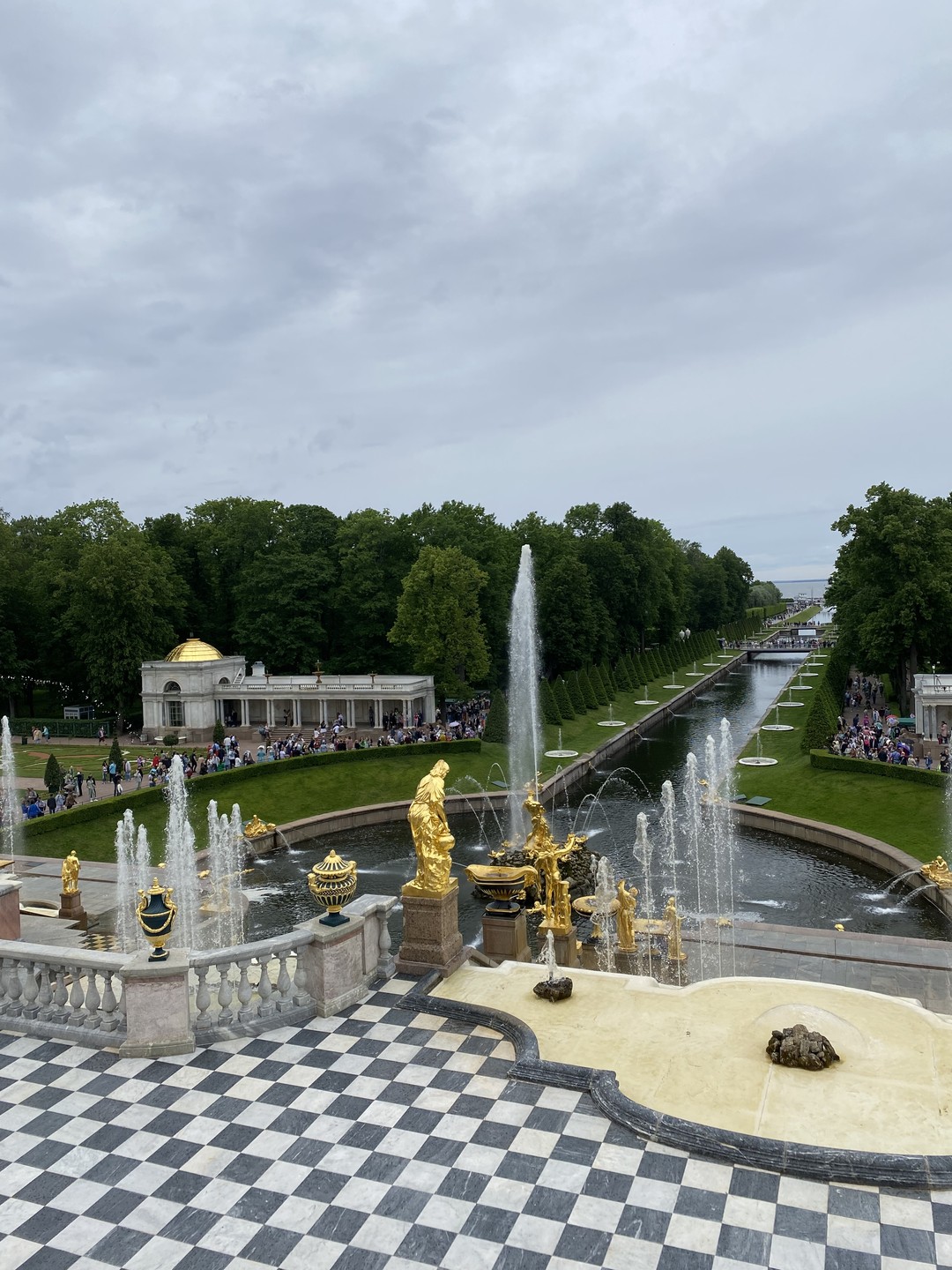 Дворцы, великолепный парк и фонтаны Петергофа (Лидия)