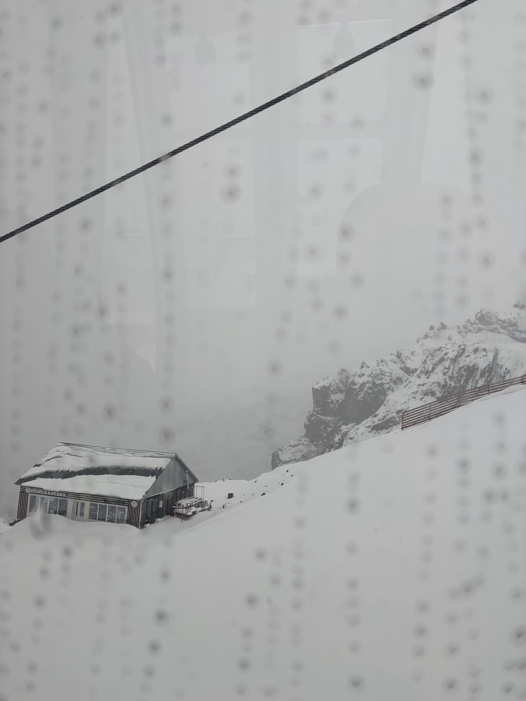 Наша поездка на Эльбрус сопровождалась дождем, а потом еще и снегом, но Николай опытный гид еще