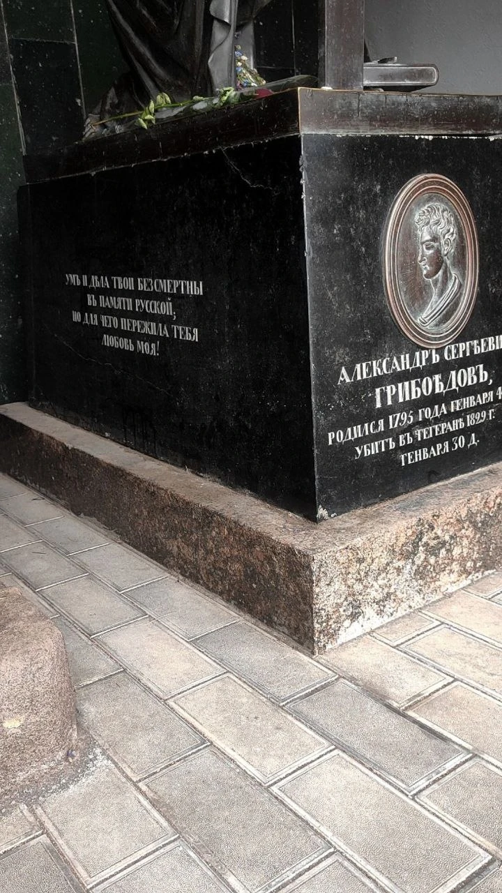 Обожаю эстетику кладбищ! Но путешествие по кладбищам Тбилиси позволило не просто посозерцать, а буквально прикоснуться к