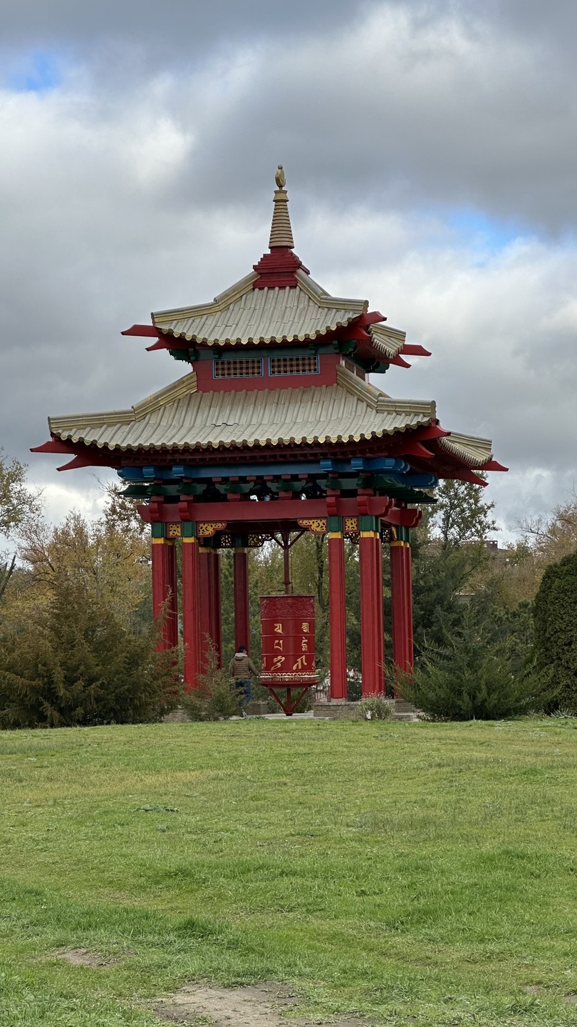 Большое спасибо Константину за экскурсию. Нам было на столько интересно послушать про буддизм и историю Калмыкии