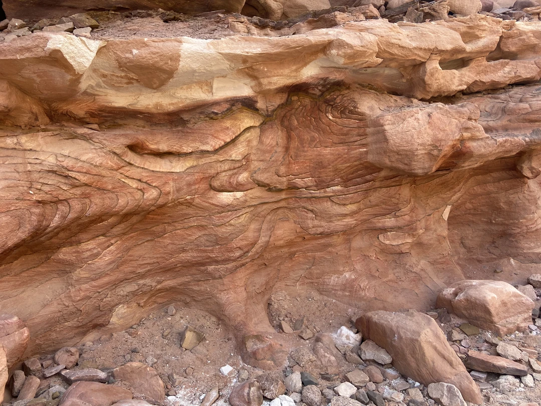 Были в компании 7 человек. Все понравилось. Организованно все хорошо, каньон красивый, лихой водитель на сафари прокатил с ветерком)