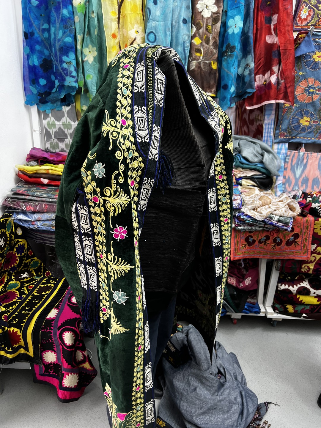 Хант прекрасно провел нам экскурсию по Ташкенту. Показал нам все красивые и интересные места