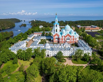 Прогулки по Сортавале, святыни Валаама с обедом в монастырской трапезной, резные картины Кронида Гоголева