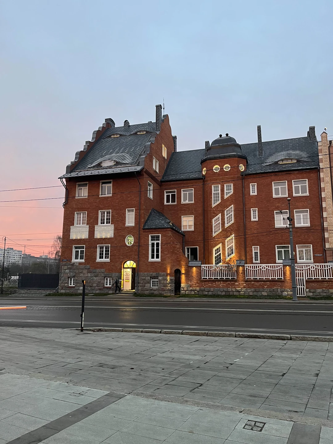 Очень увлекательно, интересные места и тонкости исторических фактов😎👍