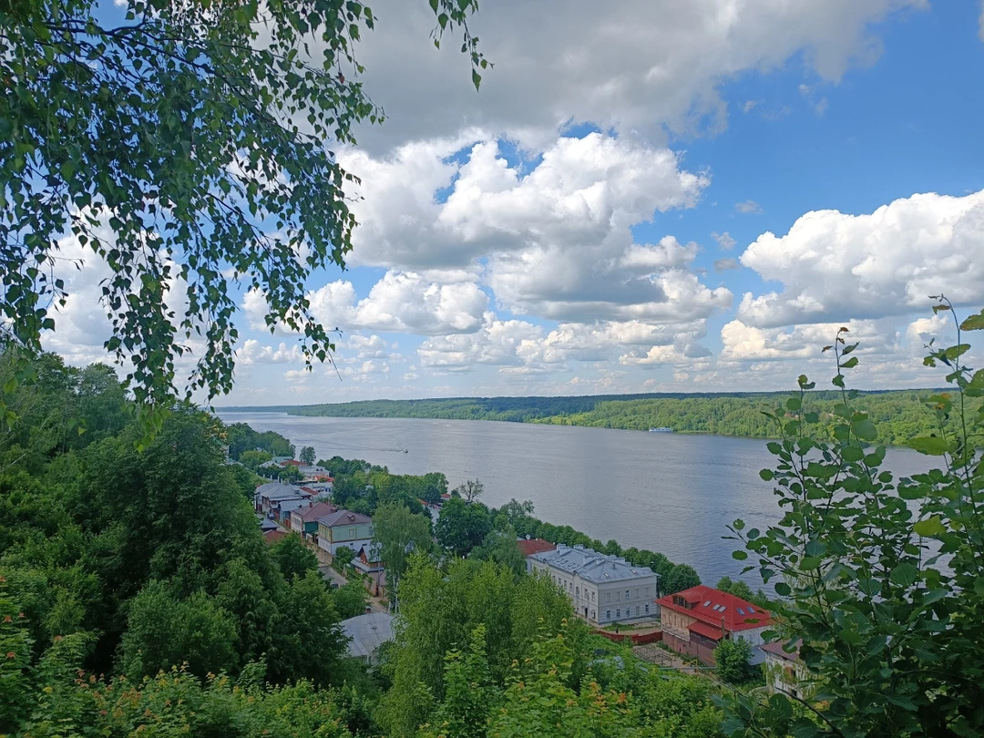 Отличный экскурсовод, интересные и красивые места. Но лично по нашему мнению (ездили семьёй) нужно побольше времени