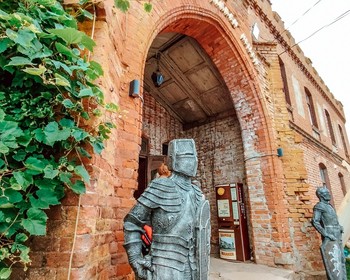 Средневековый замок, сыр и шоколад