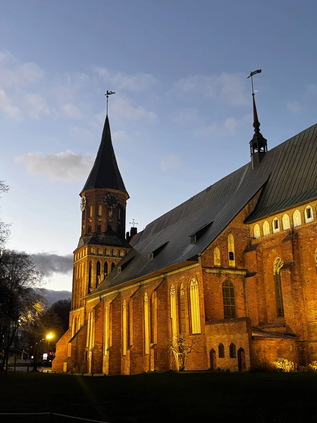 Экскурсия проходила на комфортном автобусе, что немаловажно окна были чистые, что дало возможность сделать красивые фотографии, даже через окно