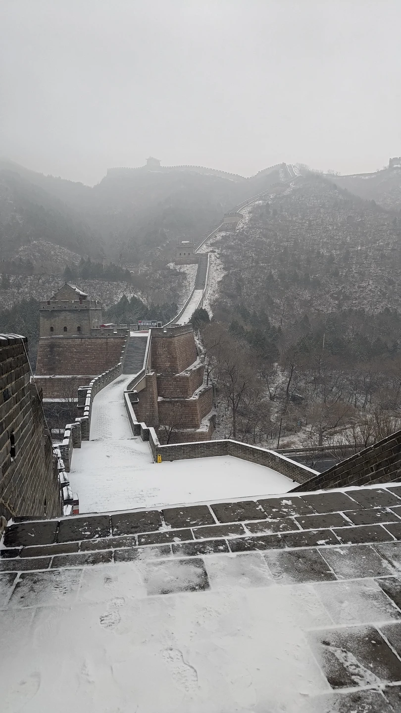 В день экскурсии началась метель, но более ли менее прояснилось когда доехали до стены. Гид Антон