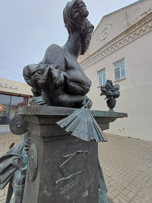 Купец торгом, мужик горбом, поп горлом
