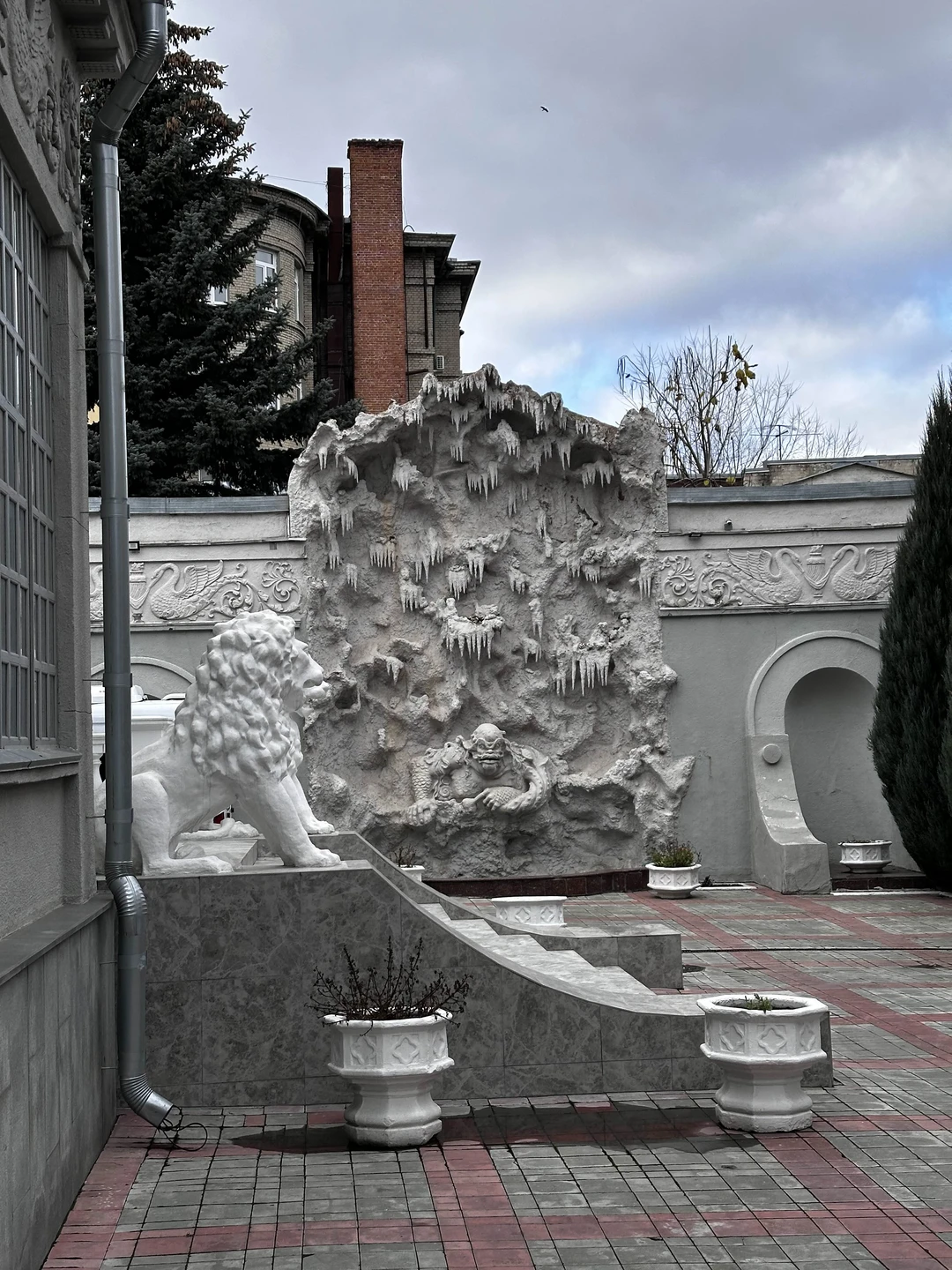 Евгений поразил глубокими знаниями об истории Саратова, влюбил нас в город и раскрыл его с разных